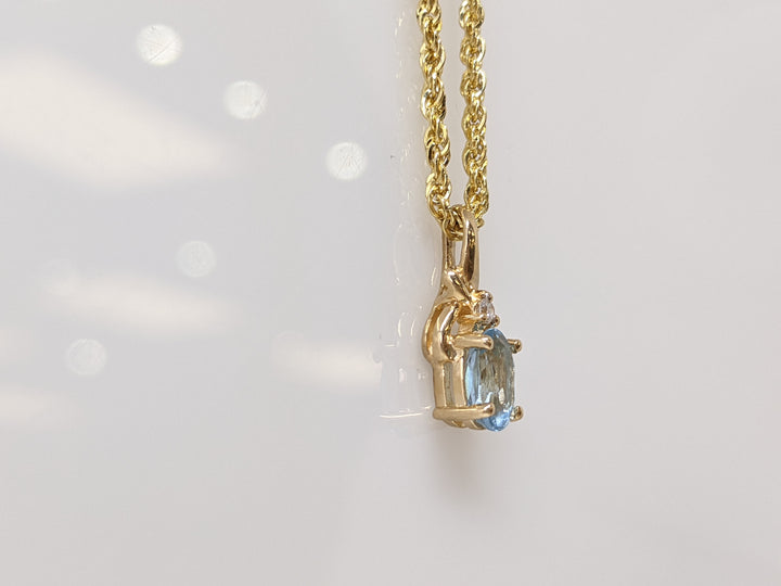 14k AQUAMARINE OVER 4X6 WITH MELEE ESTATE PENDANDT AND CHAIN 1.8 GRAMS