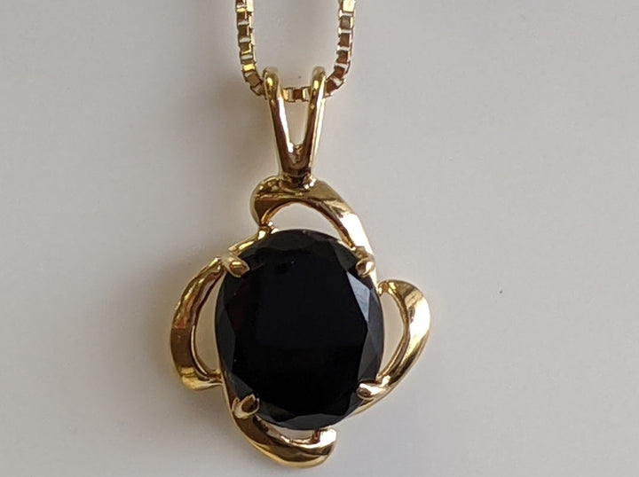 14k ONYX OVAL 10X12 WITH GOLD TRIM ESTATE PENDANT AND CHAIN 5.3 GRAMS