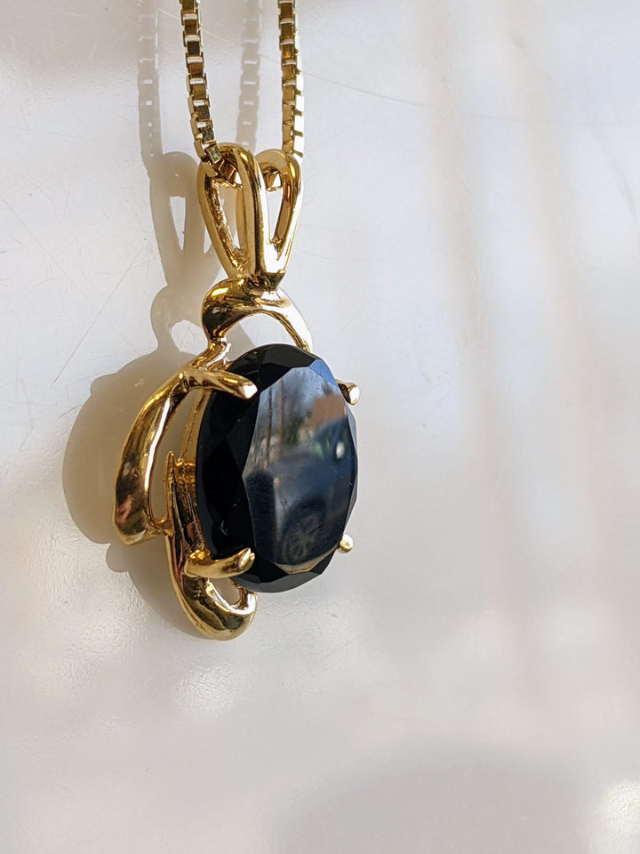 14k ONYX OVAL 10X12 WITH GOLD TRIM ESTATE PENDANT AND CHAIN 5.3 GRAMS