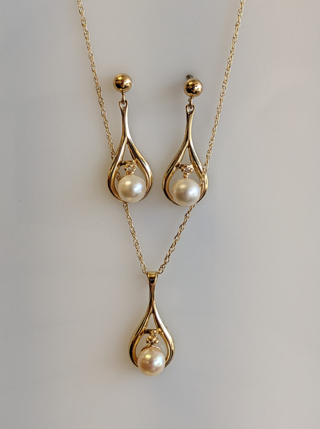 14k PEARL ROUND (3) ROUND WITH MELEE ESTATE 3.6 GRAMS